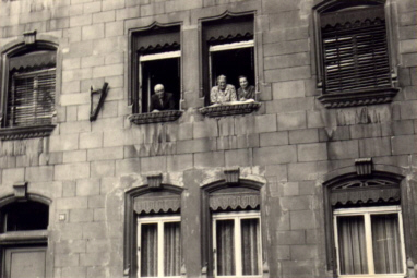Bild: Konrad, Grete und die Freundin am Fenster
