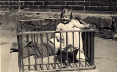 Bild: der Hof 1940, die 1-jhrige Renate im Laufstall