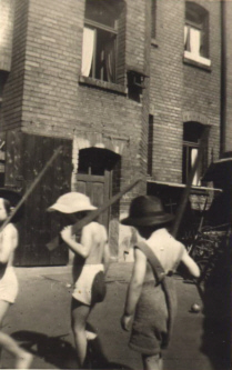 Bild: 1945, die Kinder spielen im Hof Soldaten