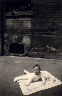 Bild: 1962, ich im Hof